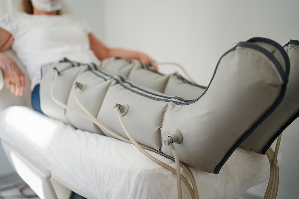 Presoterapia con compresión neumática en piernas y pies