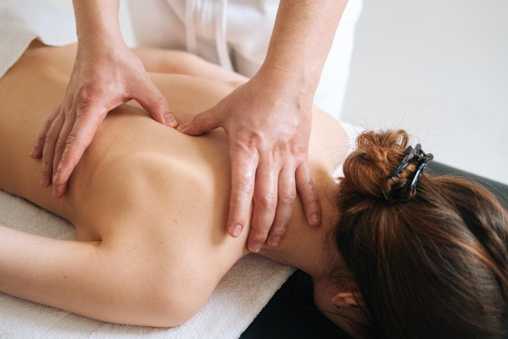 Masaje descontracturante de espalda realizado por una terapeuta