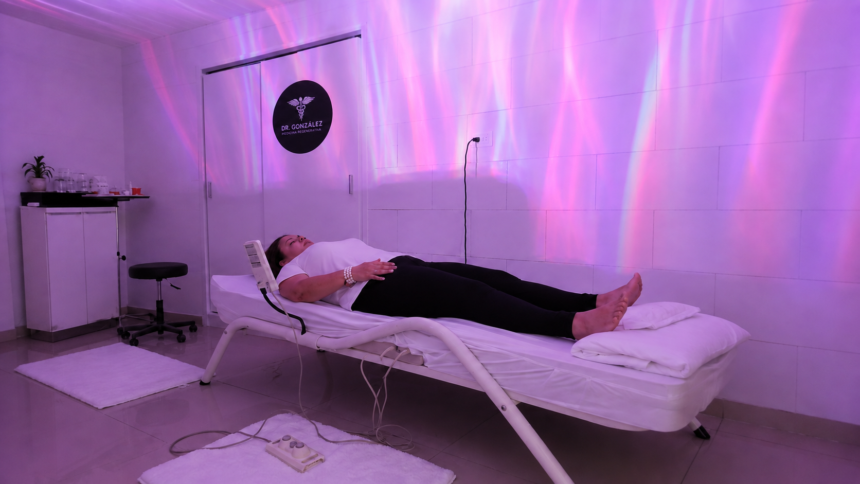 Sala de terapia Ceragem del consultorio, con camilla de termo-masaje
