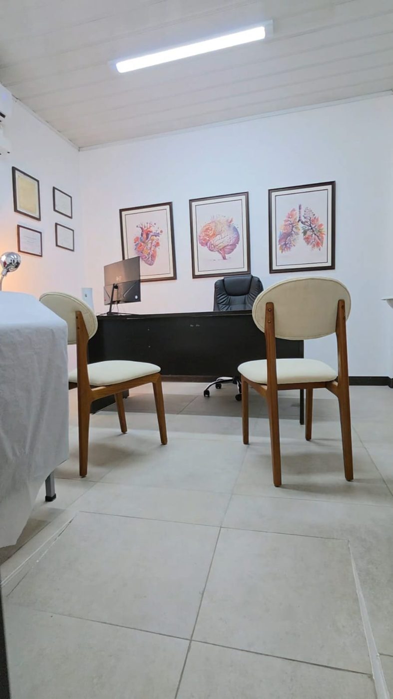 Consultorio médico con escritorio y sillas para el paciente
