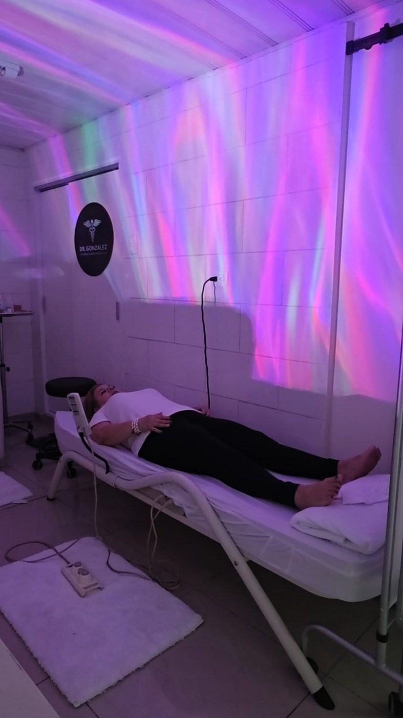 Sala de terapia Ceragem con camilla e iluminación tenue