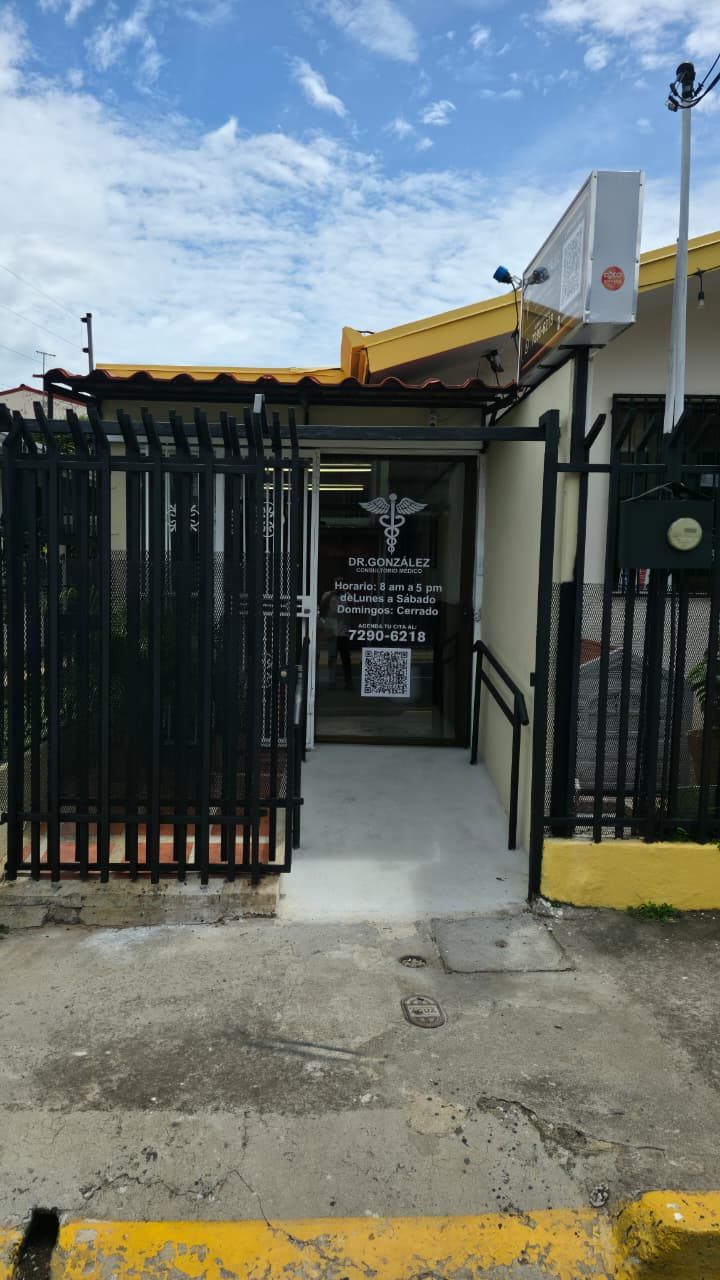 Entrada del Consultorio Médico Dr. González en Alajuela Centro